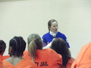 Jan speaking with the women inmates 2